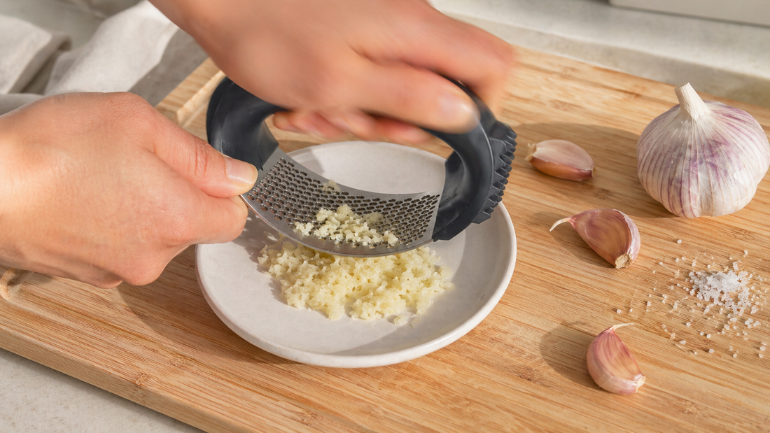 How to use a garlic press step by step with fresh minced garlic